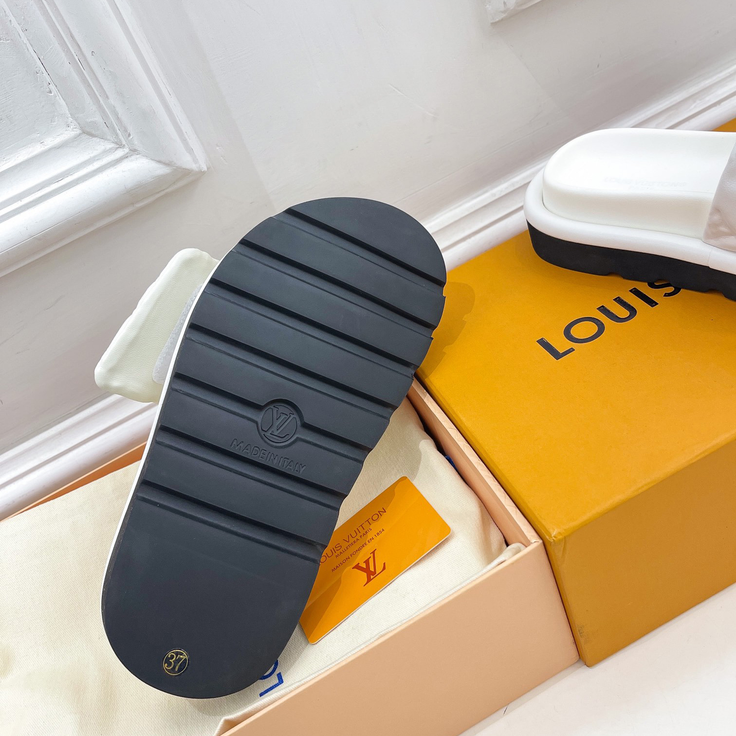 Louis Vuitton Pool Pillow Comfort Mule    1AABKV - 