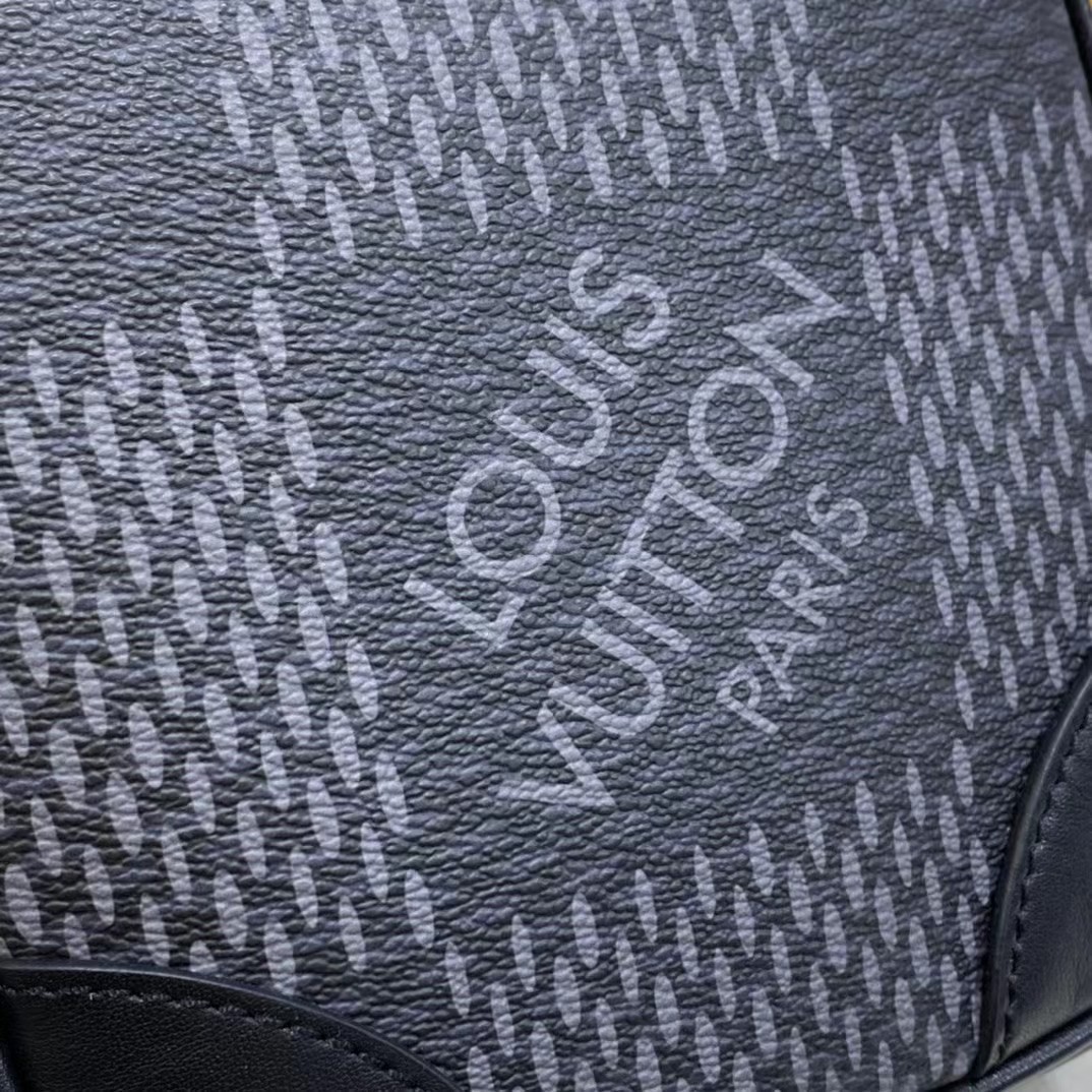 Louis Vuitton Amazone Sling Bag(17-21-6cm) - 