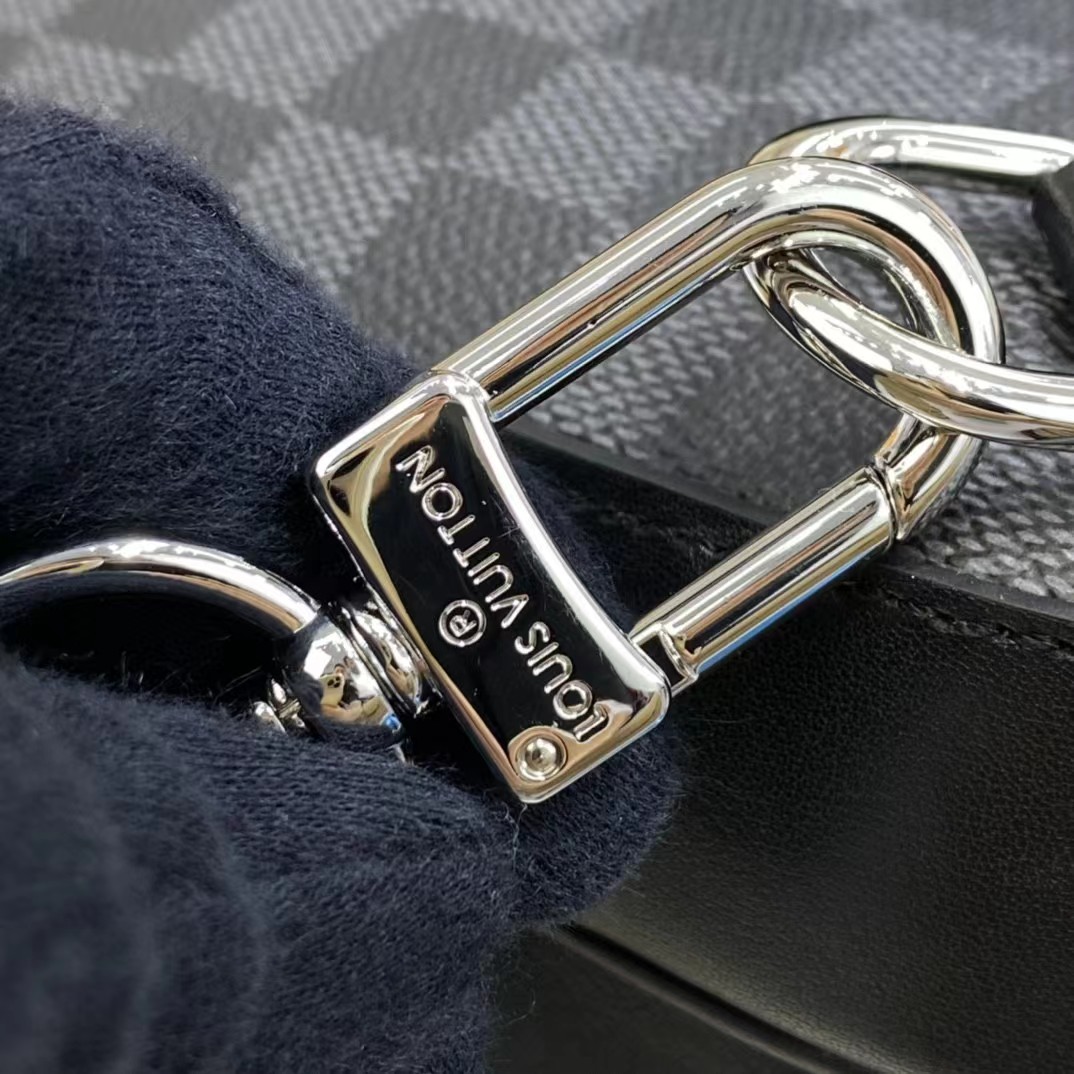 Louis Vuitton Amazone Sling Bag(17-21-6cm) - 