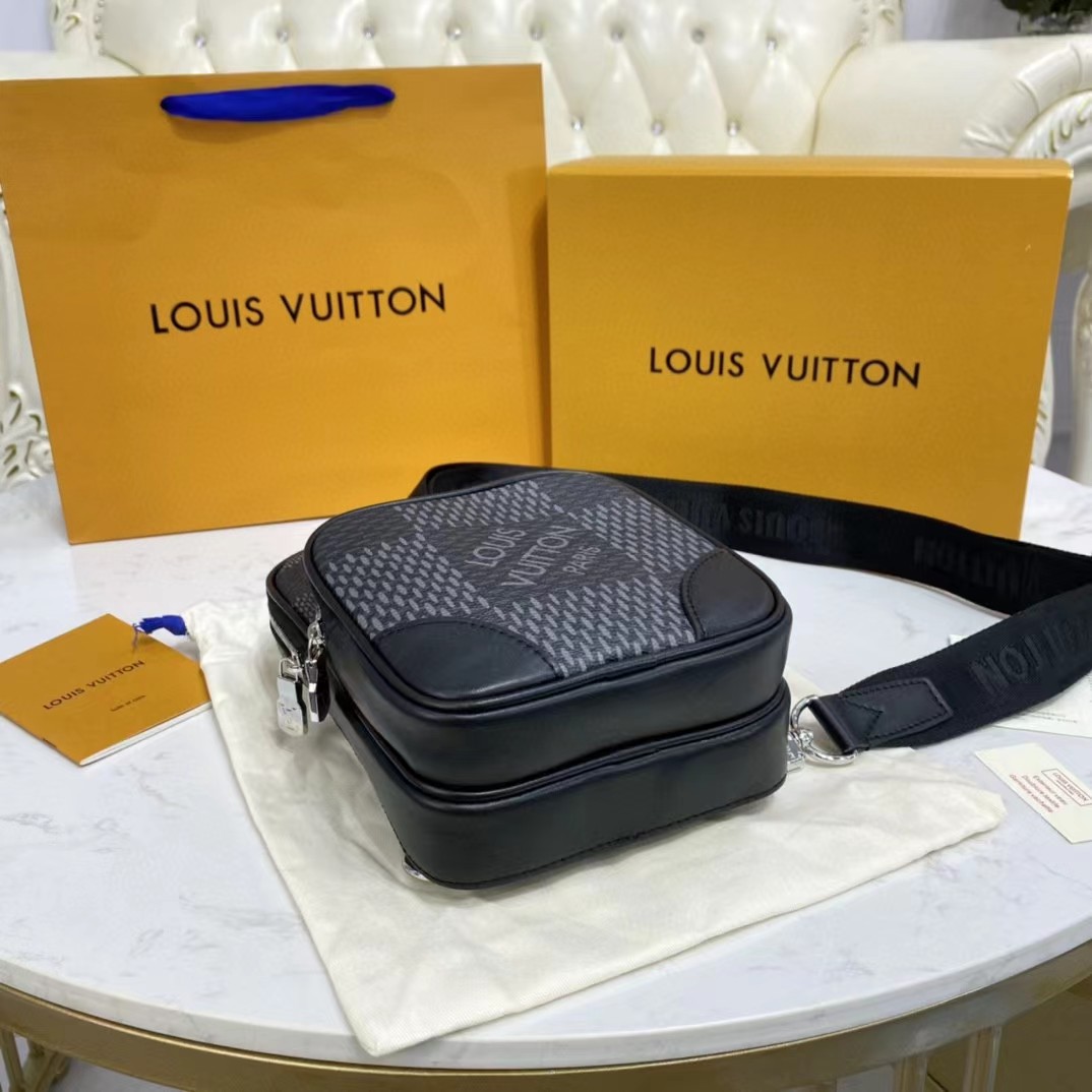 Louis Vuitton Amazone Sling Bag(17-21-6cm) - 