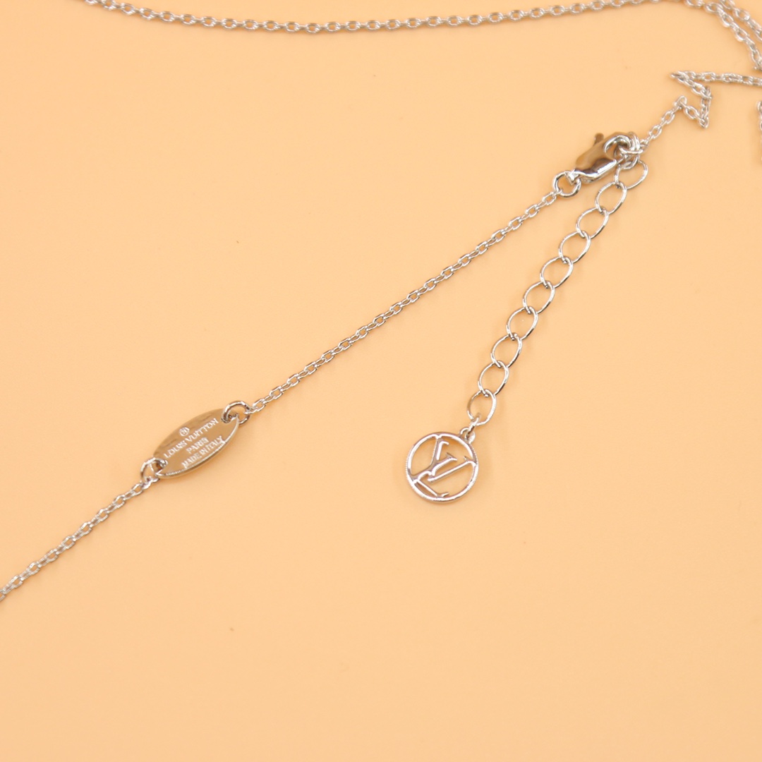 Louis Vuitton LV Idylle Blossom Large Pendant, White Gold And Diamonds      Q93821 - DesignerGu