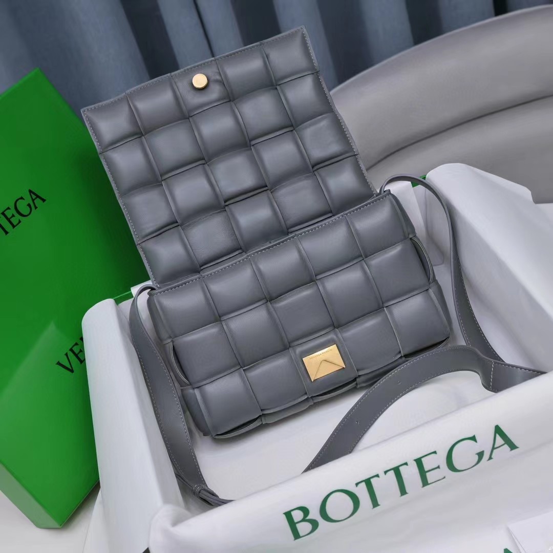 Bottega Veneta Padded Cassette(26-18-8CM) - 