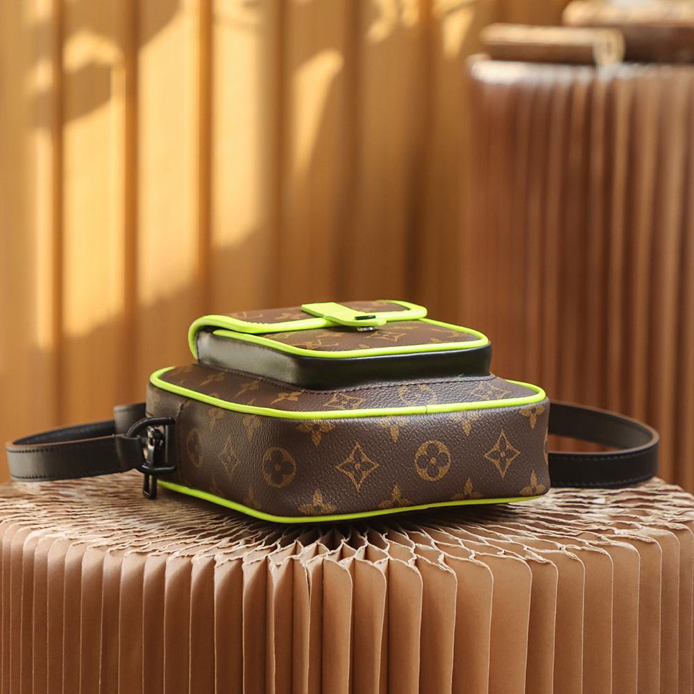 Louis Vuitton Christopher Wearable Wallet(15*17*8cm)   M69404 - 