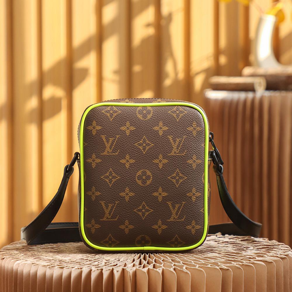 Louis Vuitton Christopher Wearable Wallet(15*17*8cm)   M69404 - 