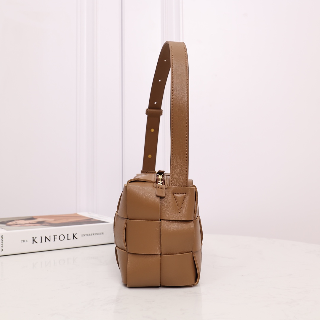 Bottega Veneta Brick Cassette - DesignerGu