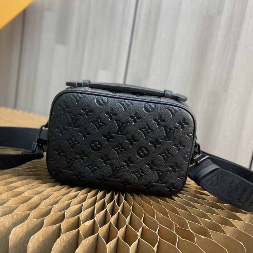 Louis VuittonS Lock Messenger   (22 x 18 x 8cm)   M58489 - 