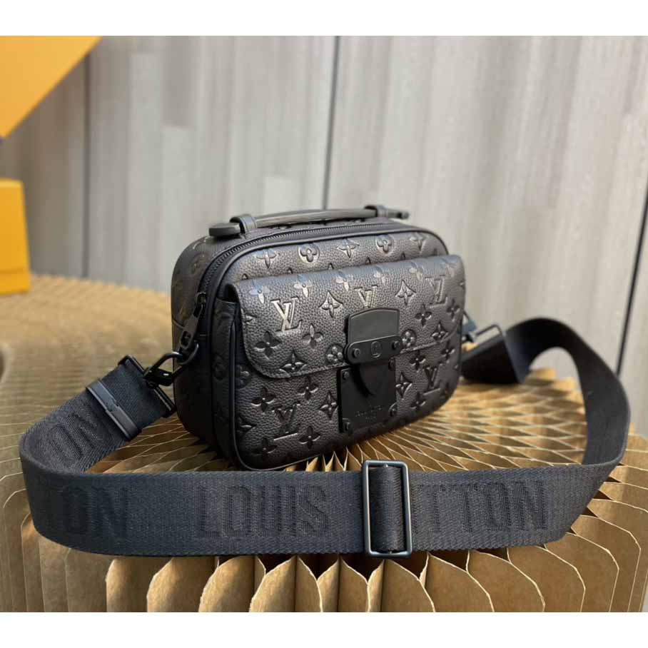 Louis VuittonS Lock Messenger   (22 x 18 x 8cm)   M58489 - 