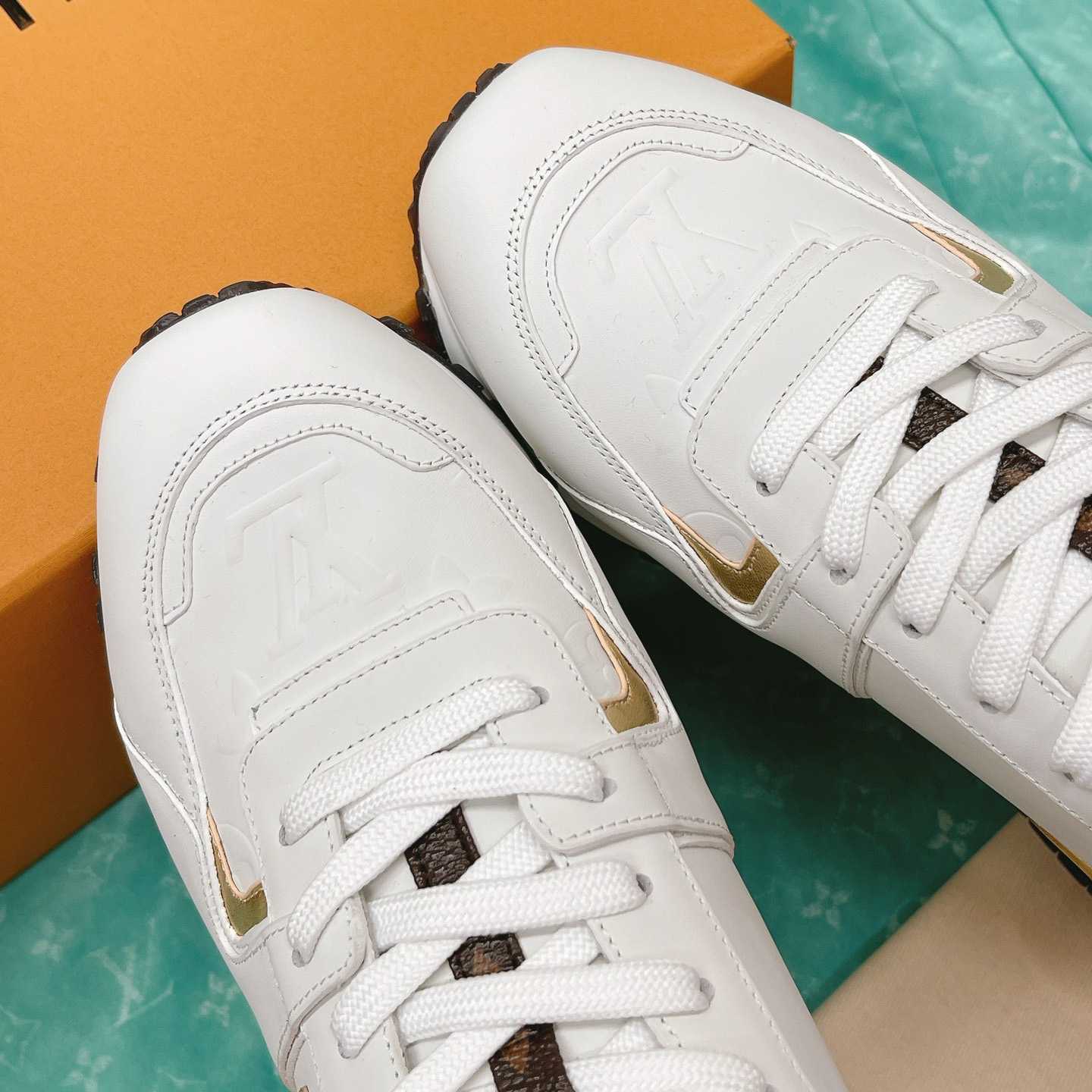 Louis Vuitton Run Away Sneaker   (upon uk size)  1AAP3T - 