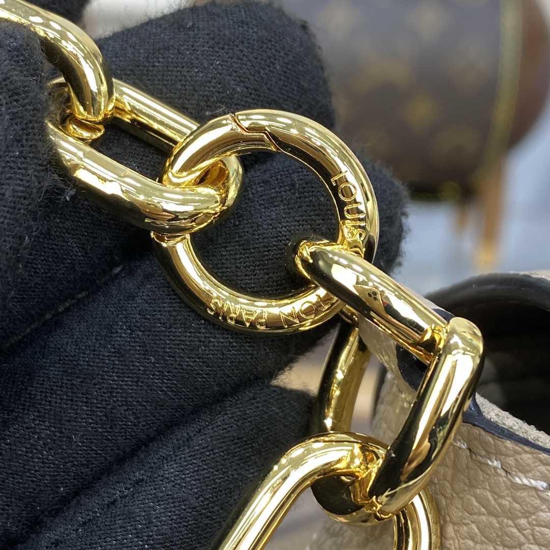 Louis Vuitton Favorite(24 x 14 x 9cm)    M45836 - 