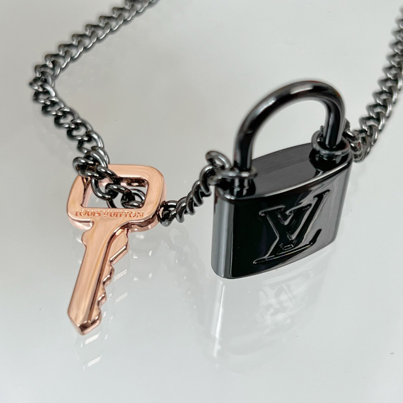 Louis Vuitton LV Padlock Pendant   M01149 - 