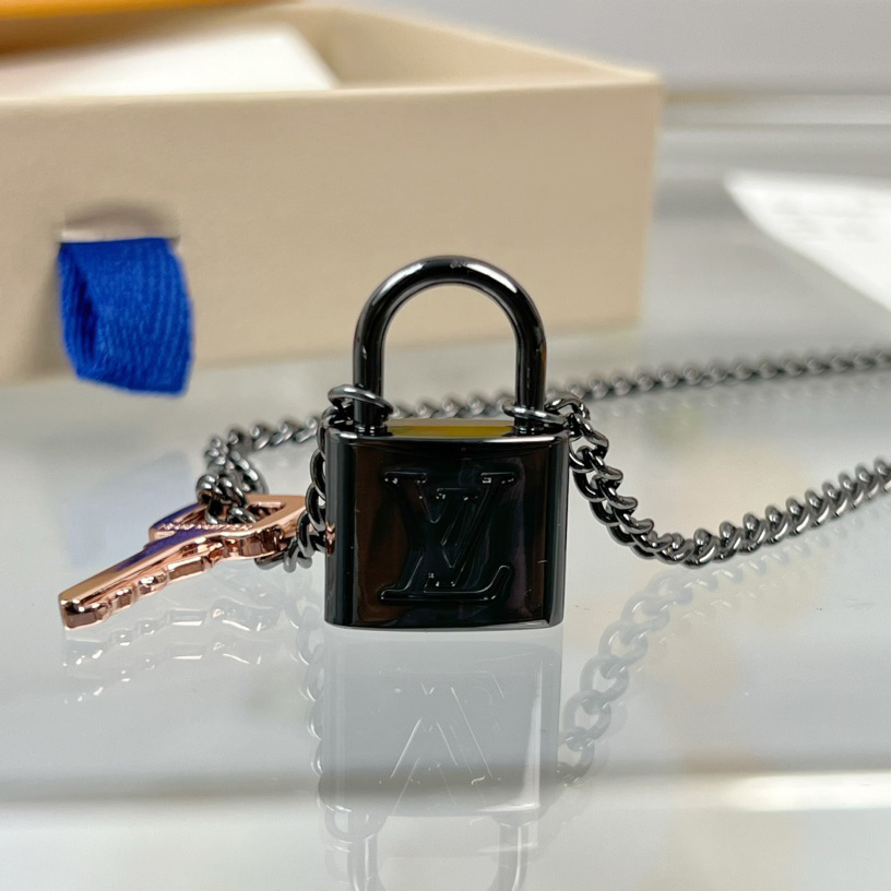 Louis Vuitton LV Padlock Pendant   M01149 - 