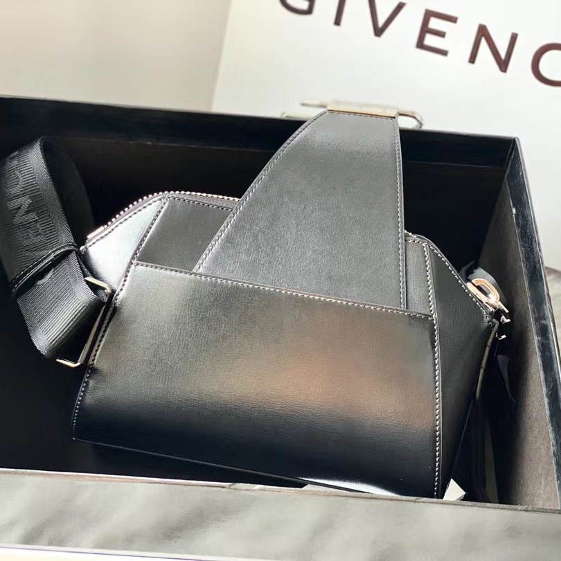 Givenchy Antigona Leather Messenger Bag (25-20-16cm) - 