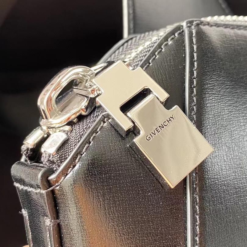 Givenchy Antigona Leather Messenger Bag (25-20-16cm) - 
