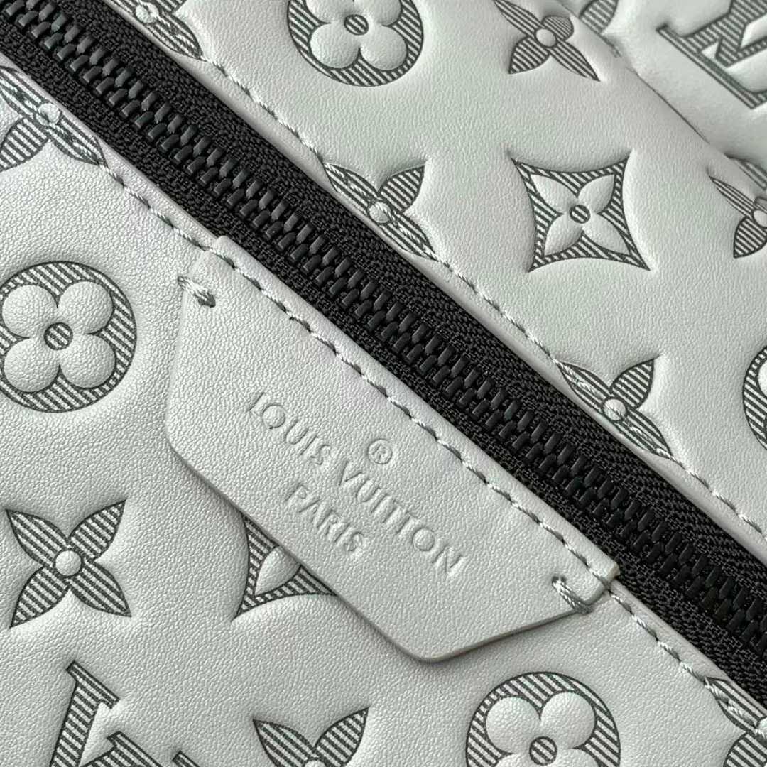 Louis Vuitton Discovery Backpack (29-38-20cm)    M46557 - 