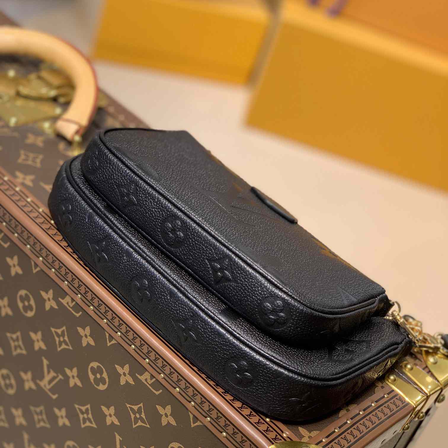 Louis Vuitton Multi Pochette Accessoires   (24 x 13.5 x 4cm) M57631 - 
