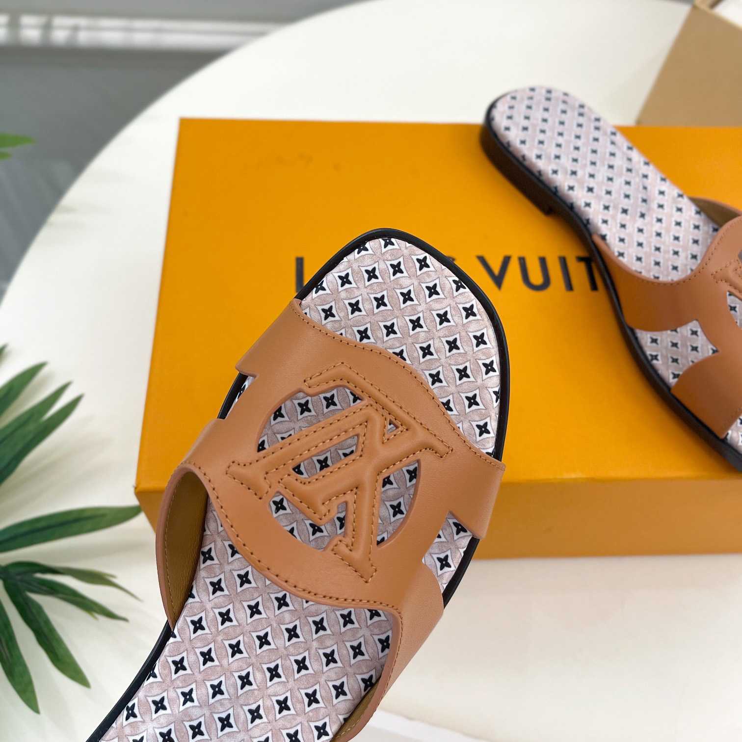 Louis Vuitton LV Isola Flat Mule - DesignerGu