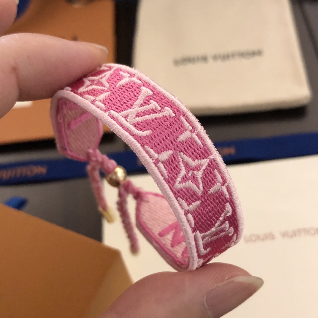 Louis Vuitton LV Buddy Bracelet    M1056Z - 