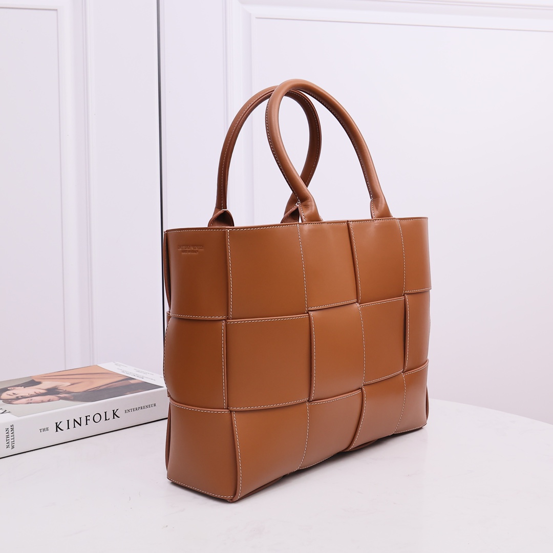Bottega Veneta Medium Arco Tote Bag - 