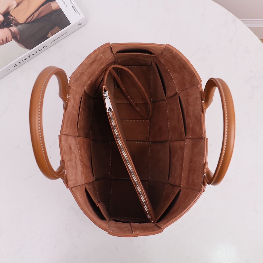 Bottega Veneta Medium Arco Tote Bag - 