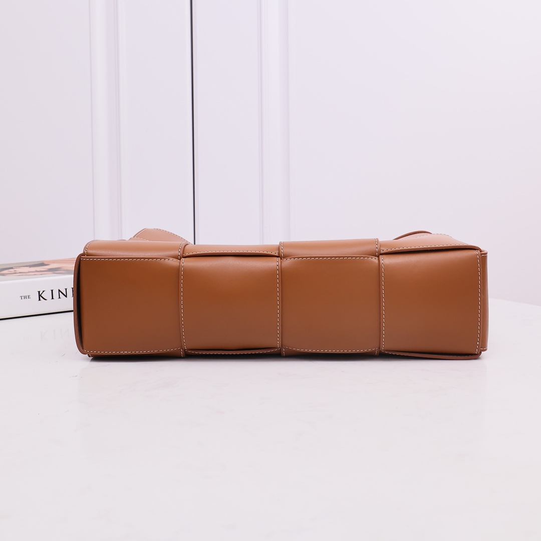 Bottega Veneta Medium Arco Tote Bag - 