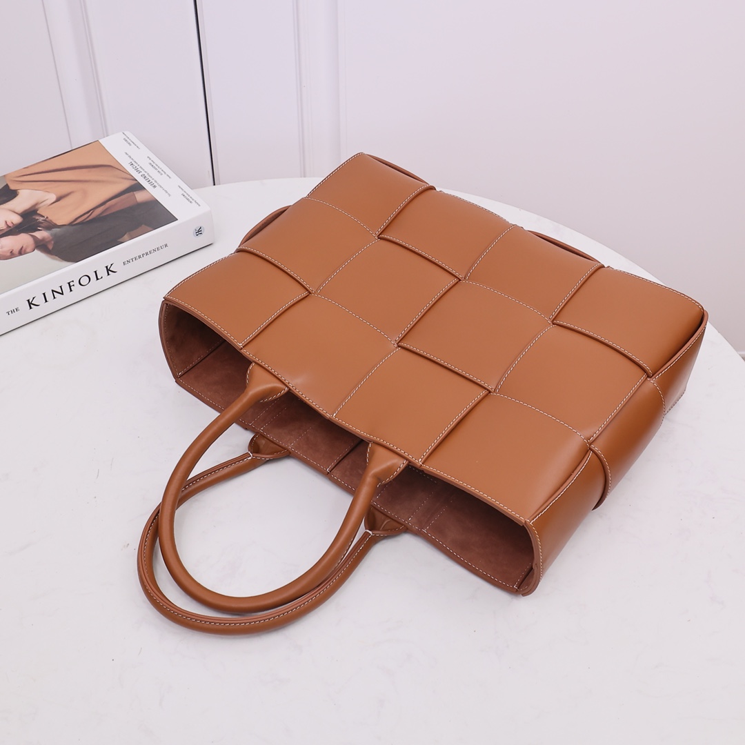 Bottega Veneta Medium Arco Tote Bag - 