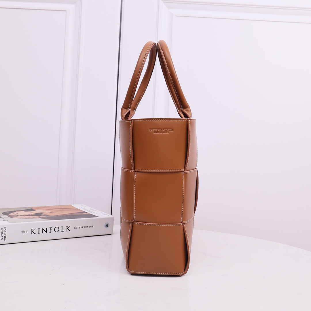 Bottega Veneta Medium Arco Tote Bag - 