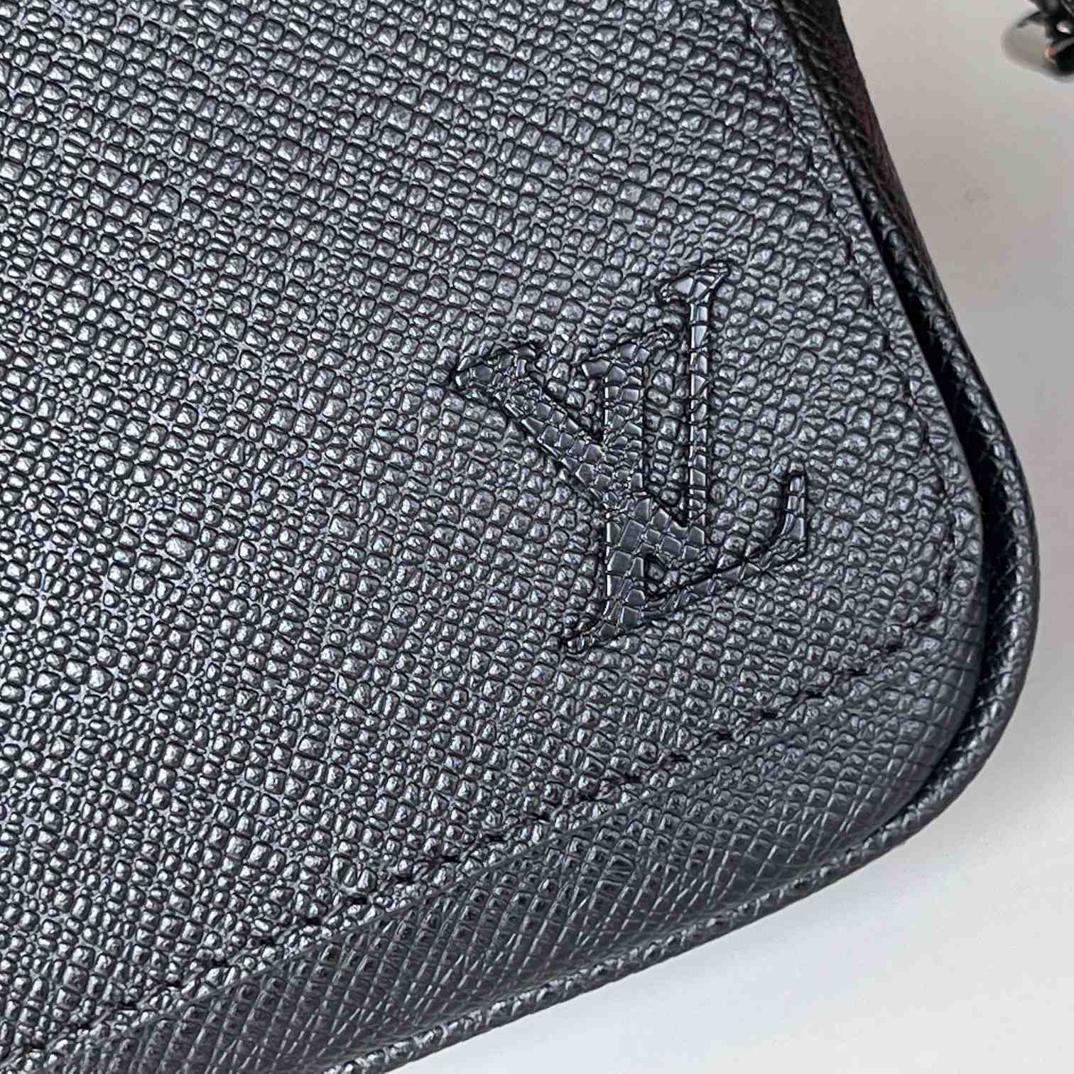 Louis Vuitton District PM (26 x 20 x 7cm)   M30850 - 