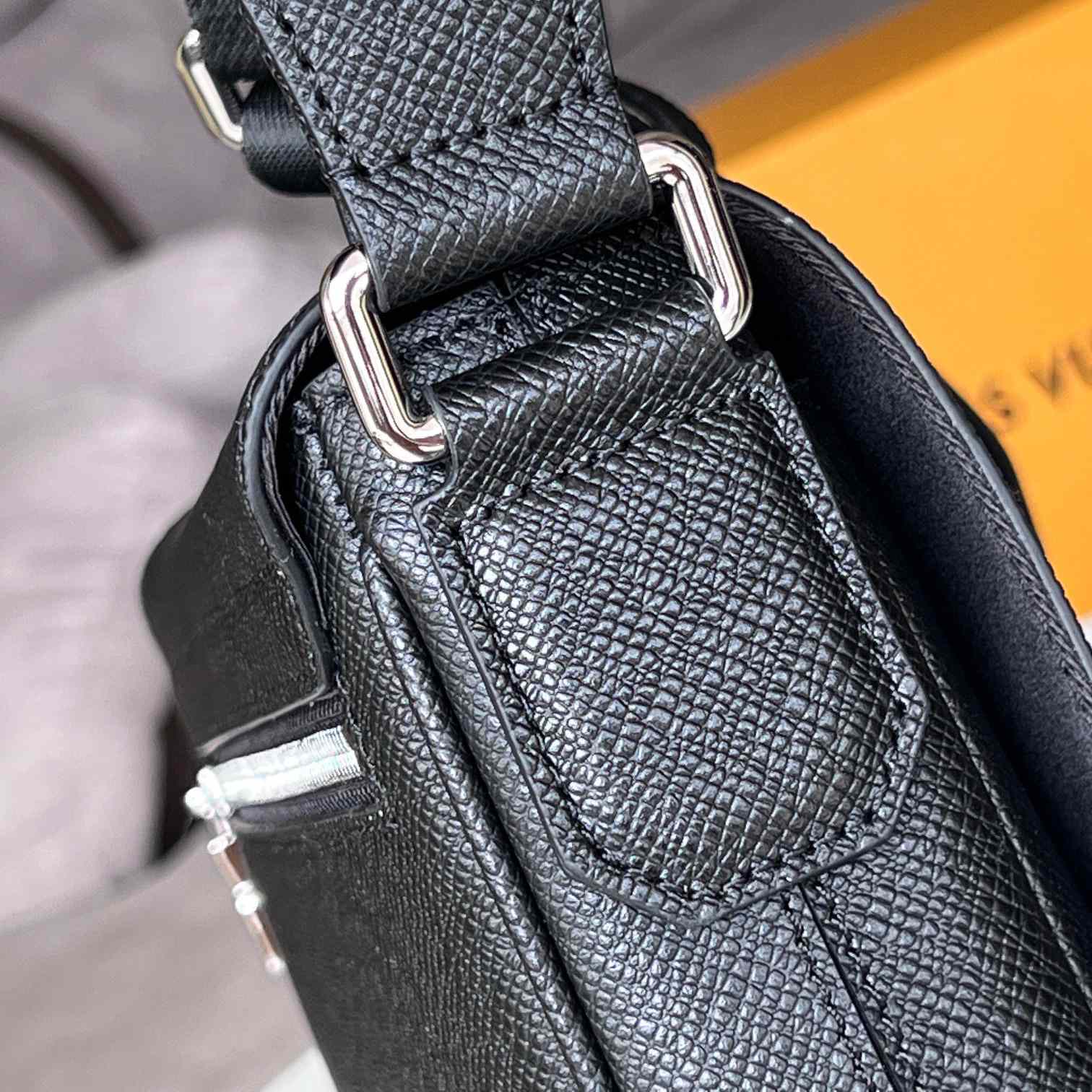 Louis Vuitton District PM (26 x 20 x 7cm)   M30850 - 