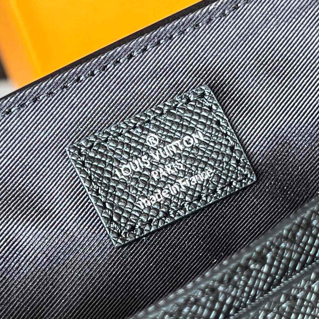 Louis Vuitton District PM (26 x 20 x 7cm)   M30850 - 