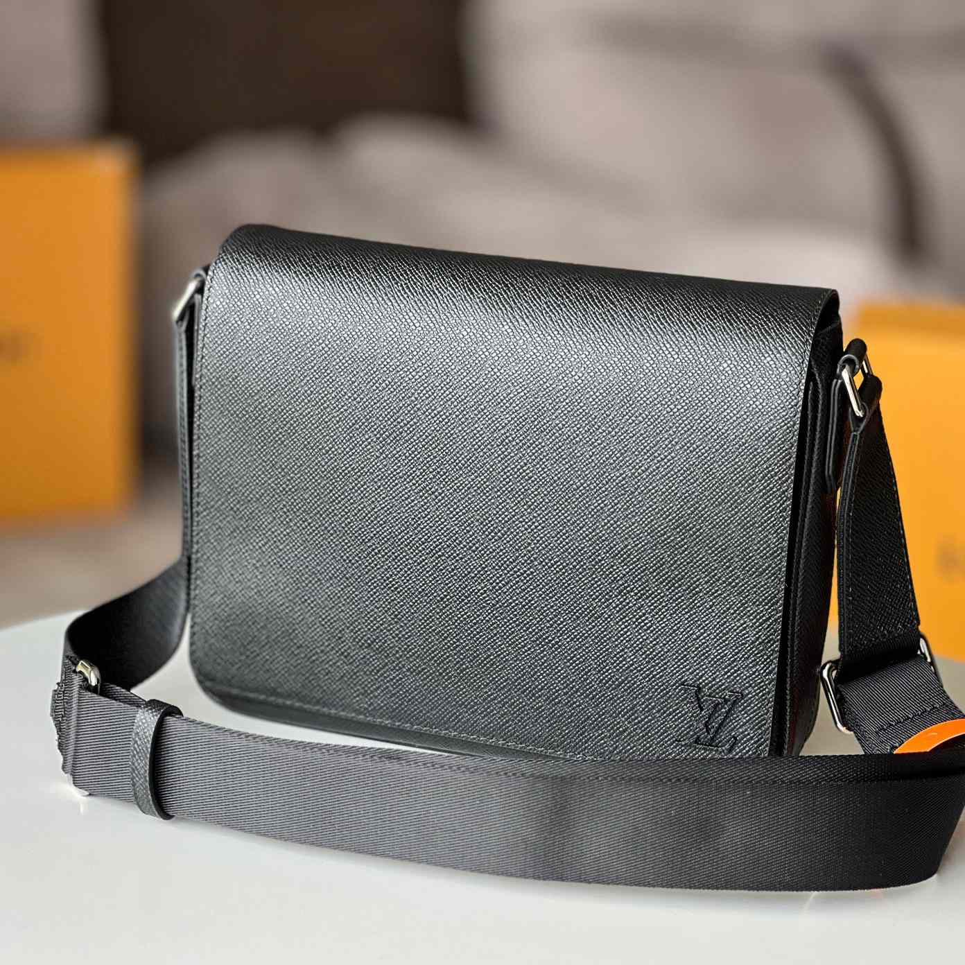 Louis Vuitton District PM (26 x 20 x 7cm)   M30850 - 