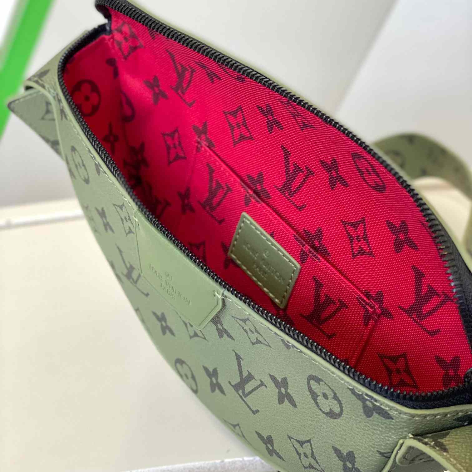 Louis Vuitton LV Moon Crossbody (24.5 x 16 x4.5cm)  M23838 - 