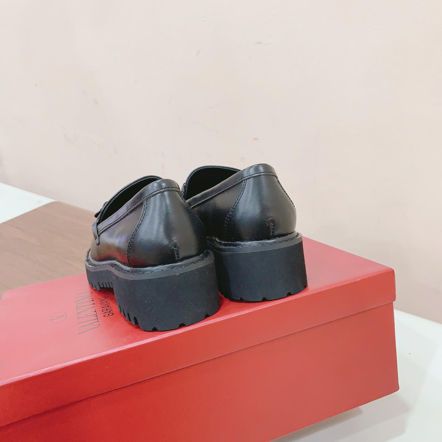 Valenti Garavani Vlogo Leather Loafer - 