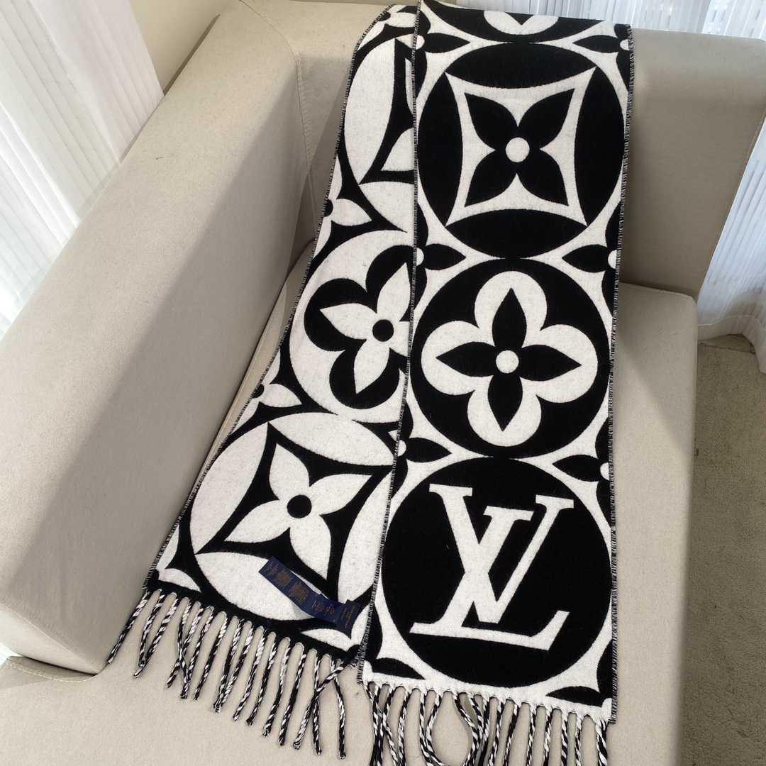 Louis Vuitton LV Medallion Scarf - 