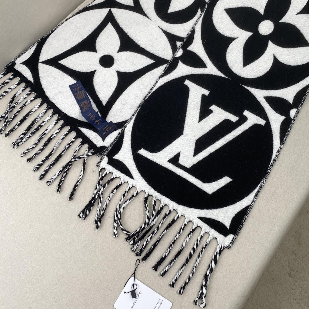 Louis Vuitton LV Medallion Scarf - 
