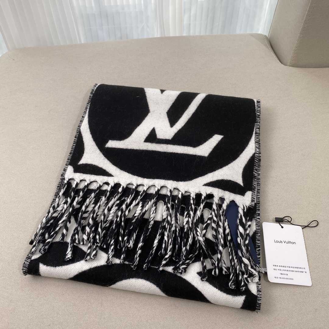Louis Vuitton LV Medallion Scarf - 