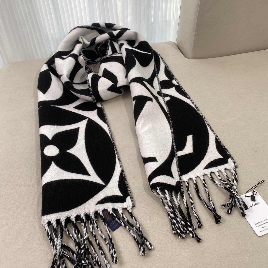 Louis Vuitton LV Medallion Scarf - 