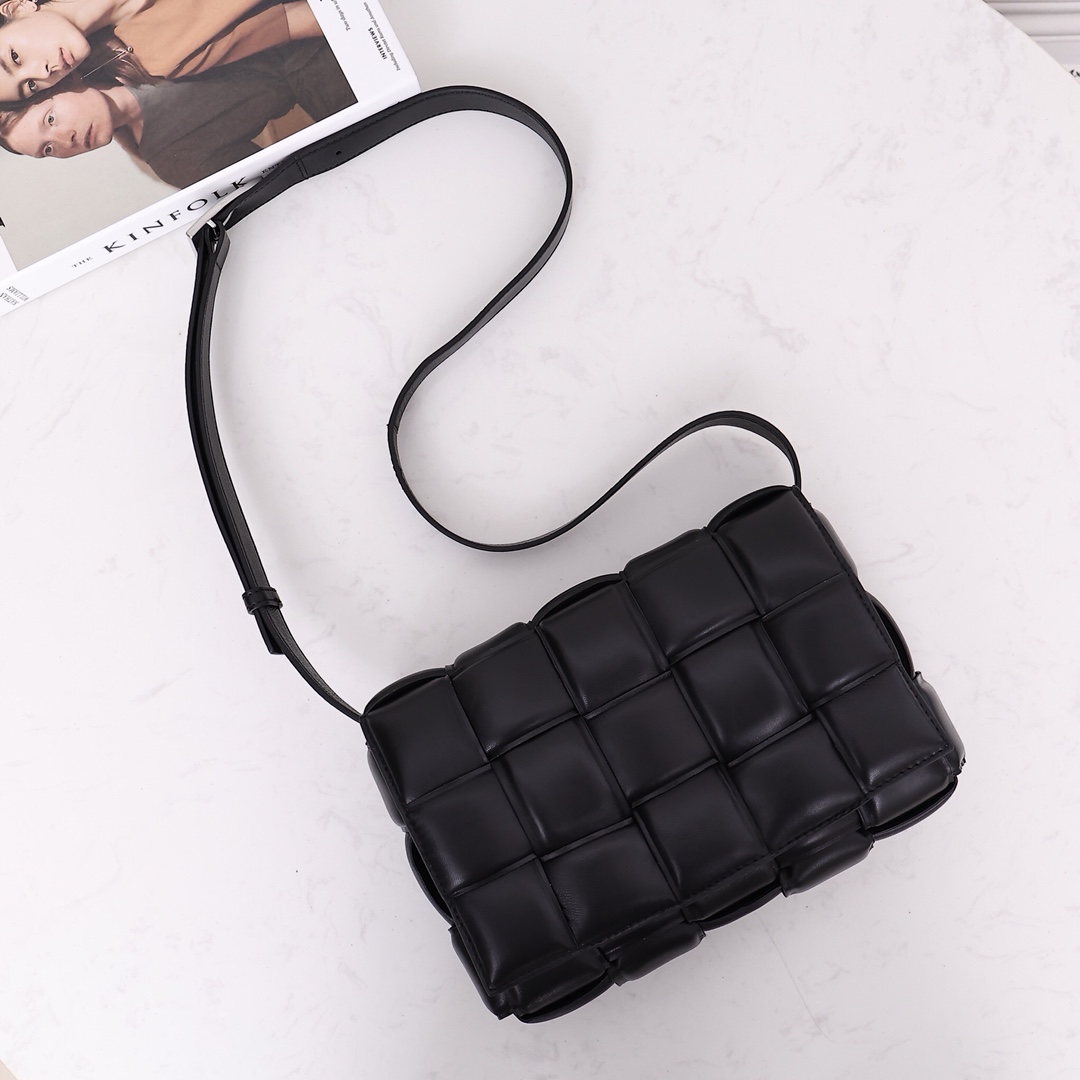 Bottega Veneta Padded Cassette Bag(26*18*8CM) - 
