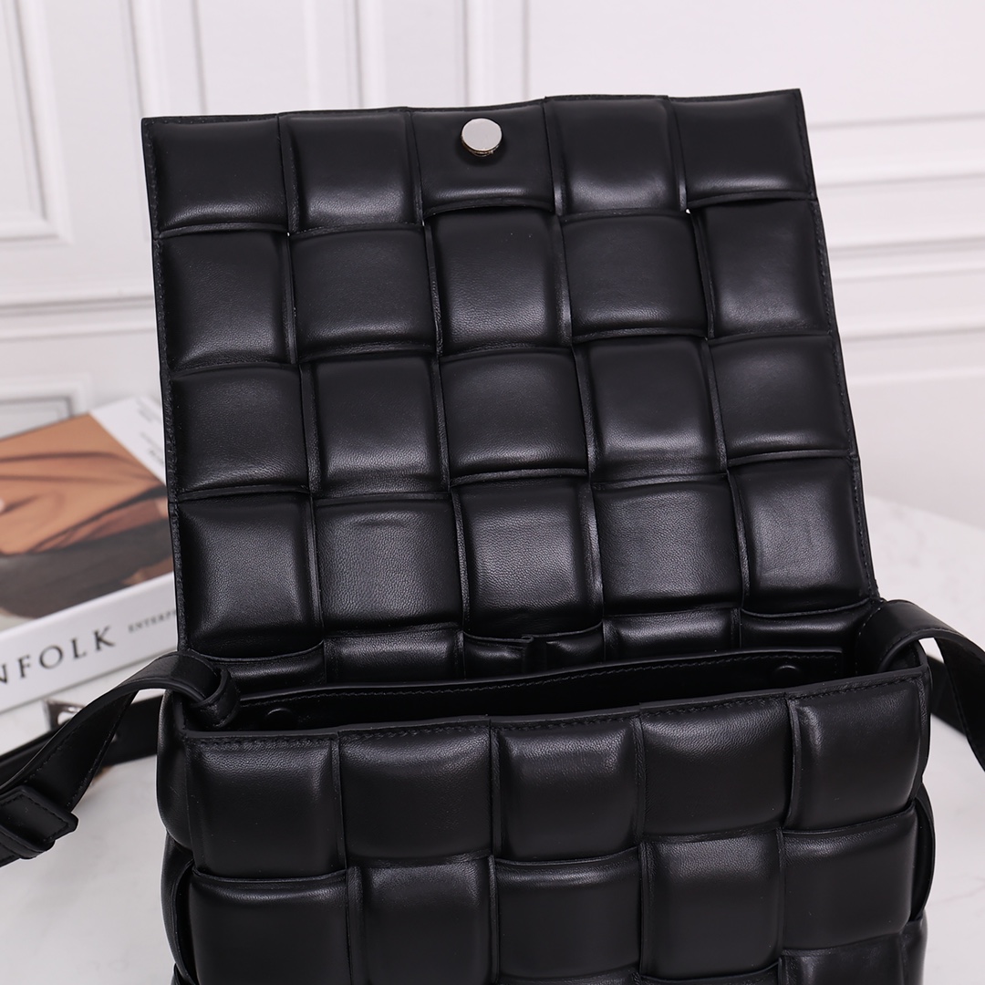 Bottega Veneta Padded Cassette Bag(26*18*8CM) - 