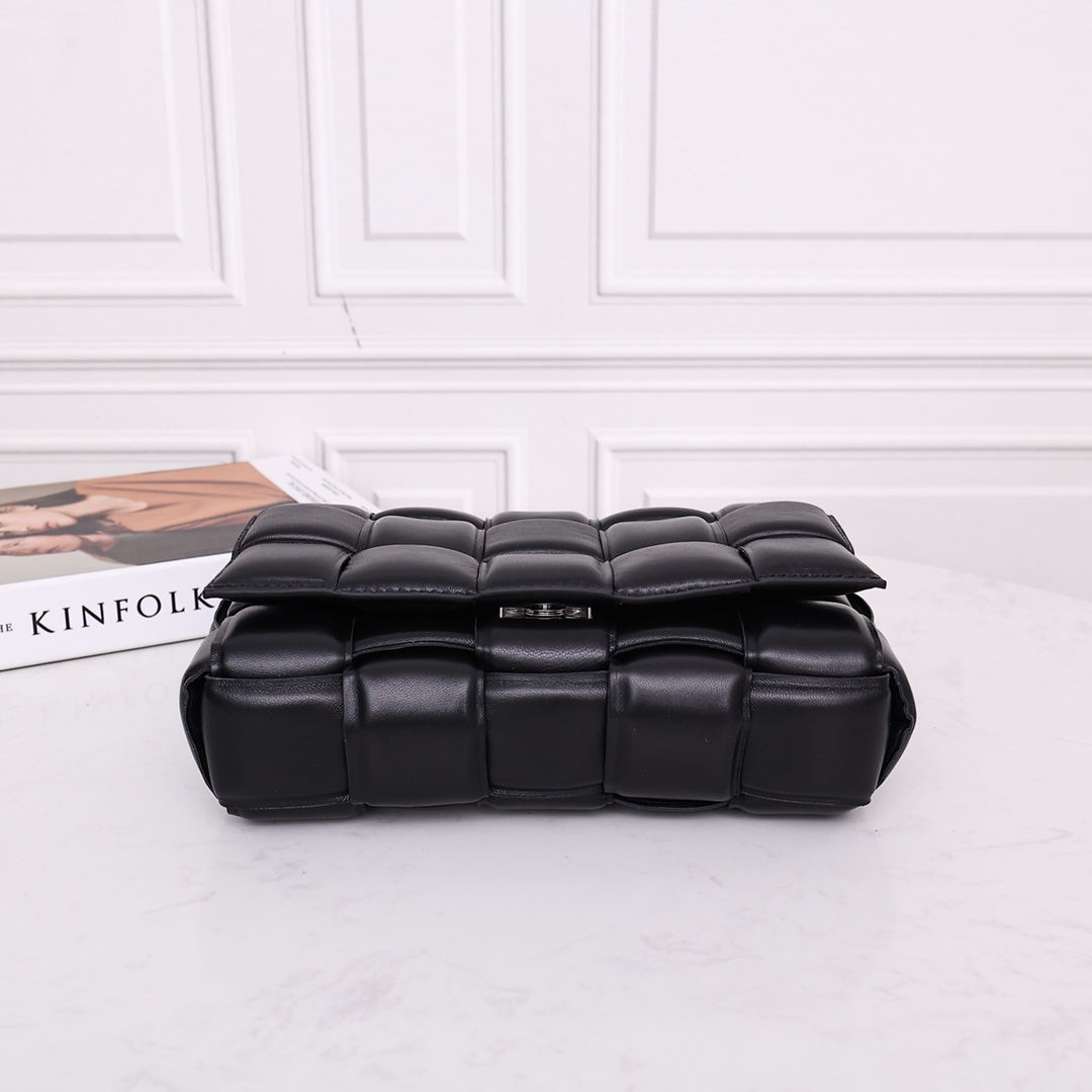 Bottega Veneta Padded Cassette Bag(26*18*8CM) - 