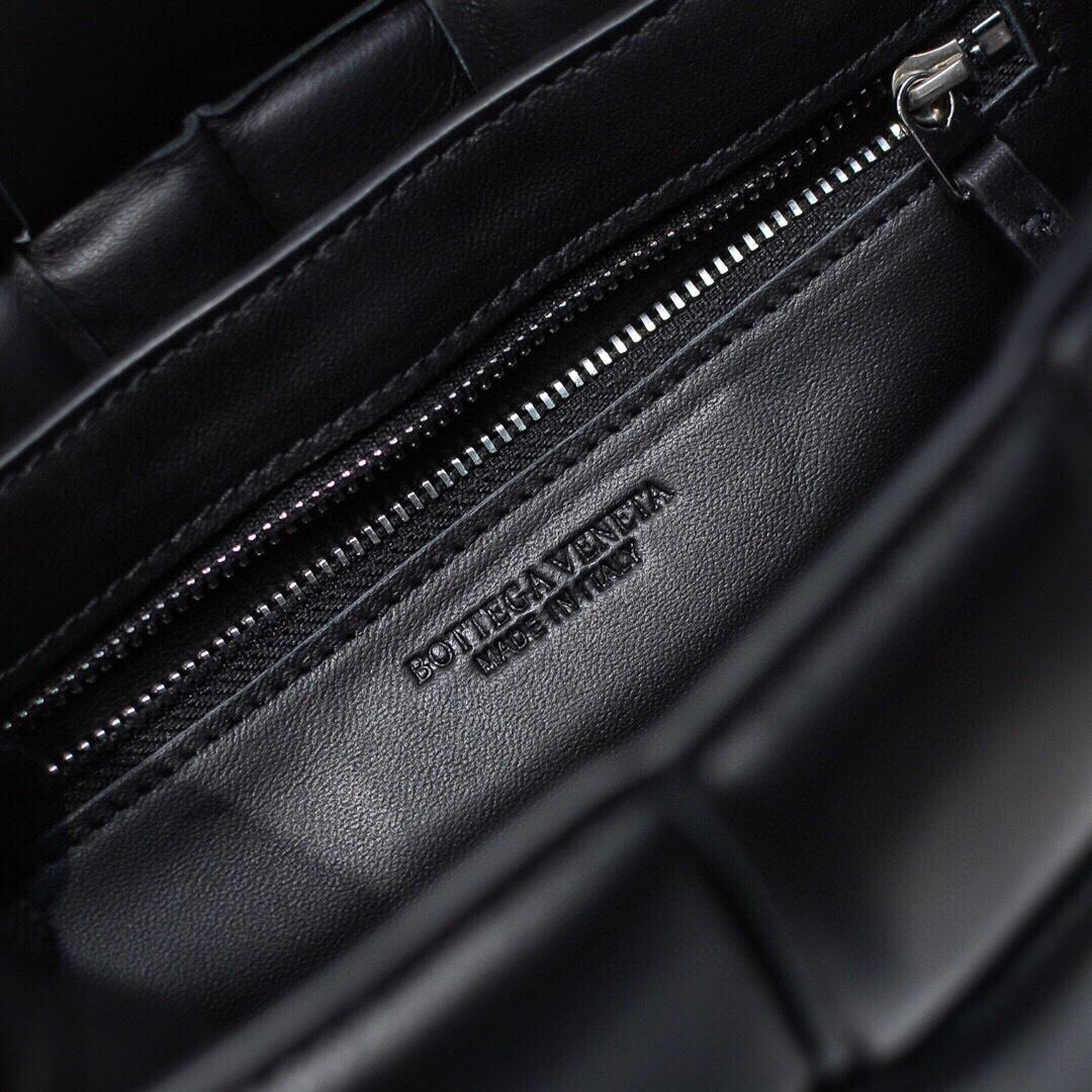 Bottega Veneta Padded Cassette Bag(26*18*8CM) - 