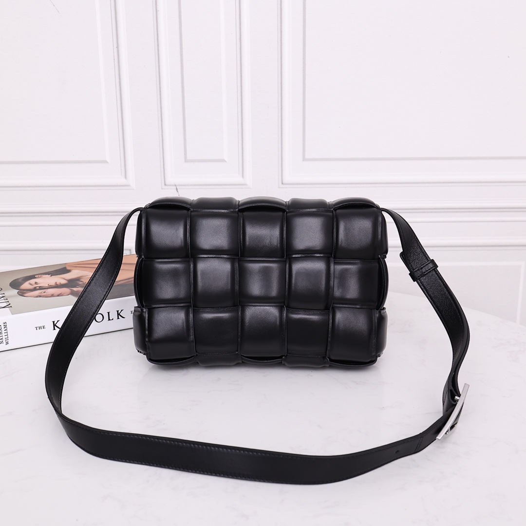 Bottega Veneta Padded Cassette Bag(26*18*8CM) - 