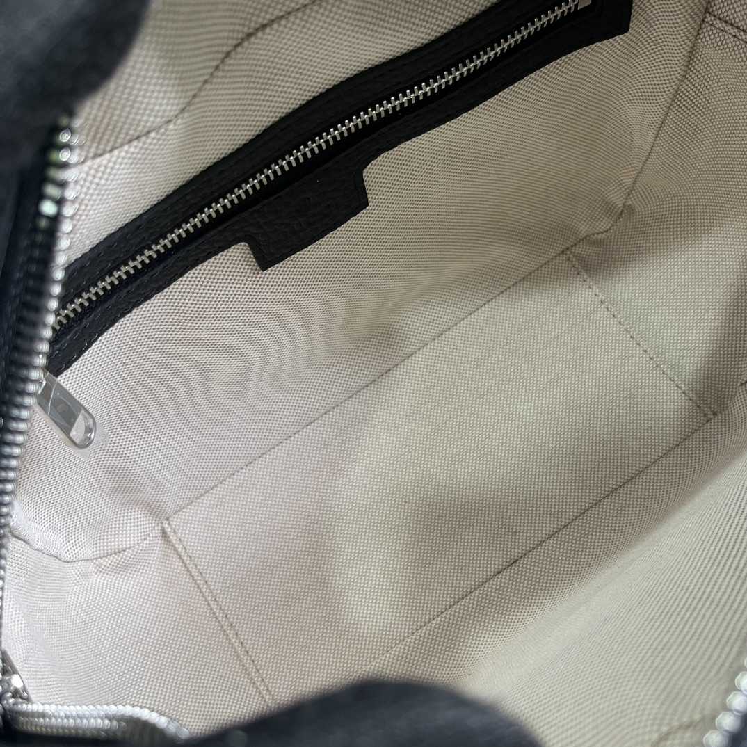 Gucci Jumbo GG Medium Messenger Bag - 