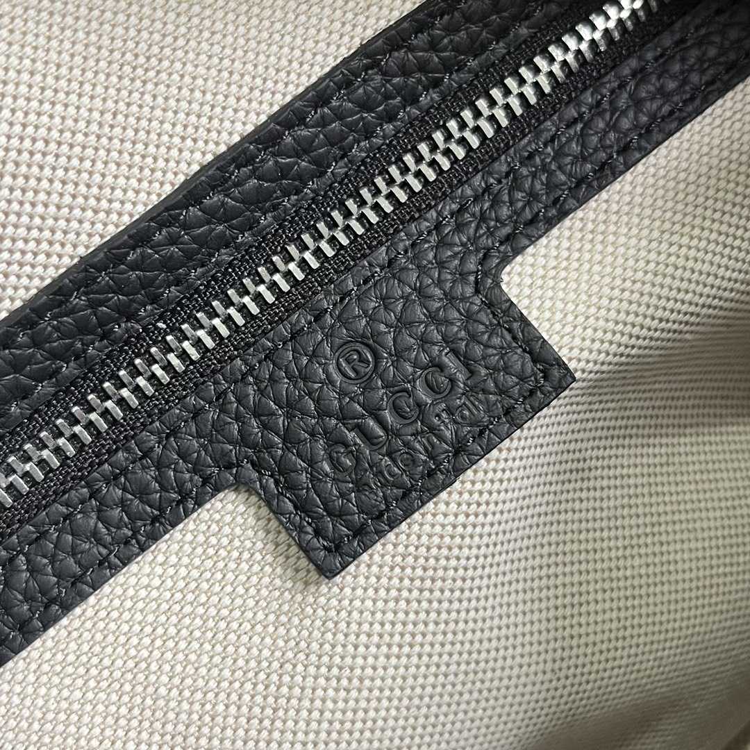 Gucci Jumbo GG Medium Messenger Bag - 