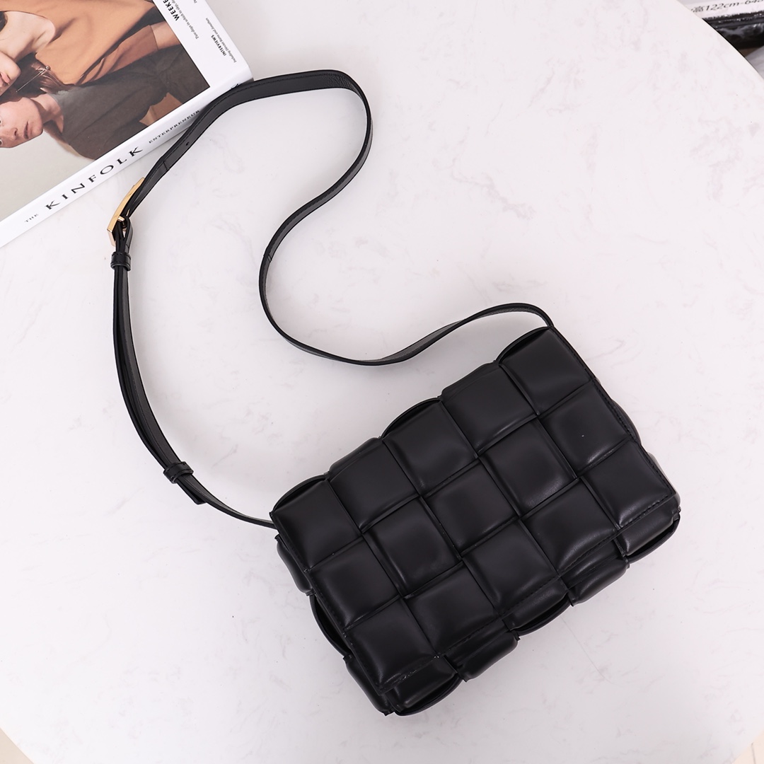 Bottega Veneta Padded Cassette Bag(26*18*8CM) - 