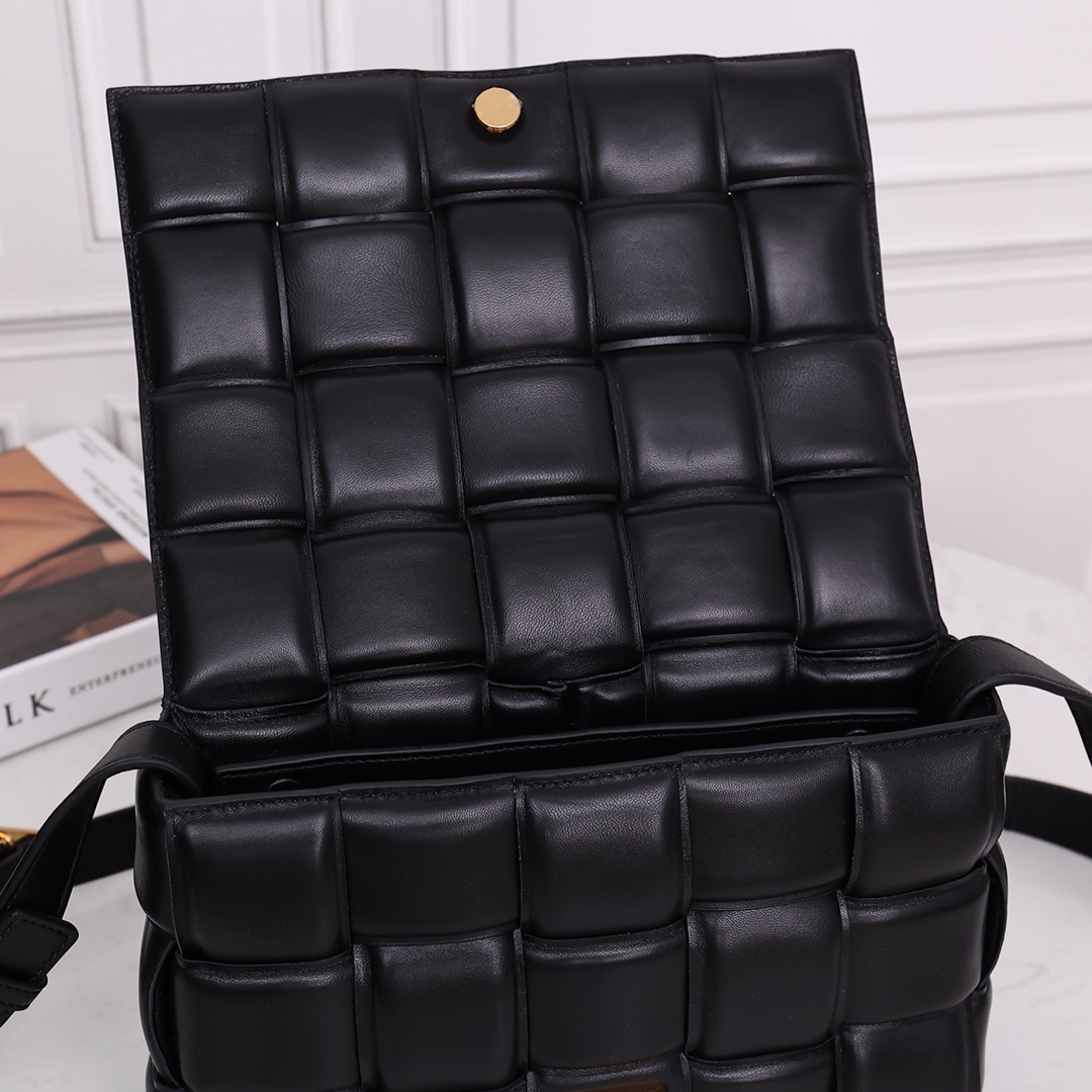 Bottega Veneta Padded Cassette Bag(26*18*8CM) - 