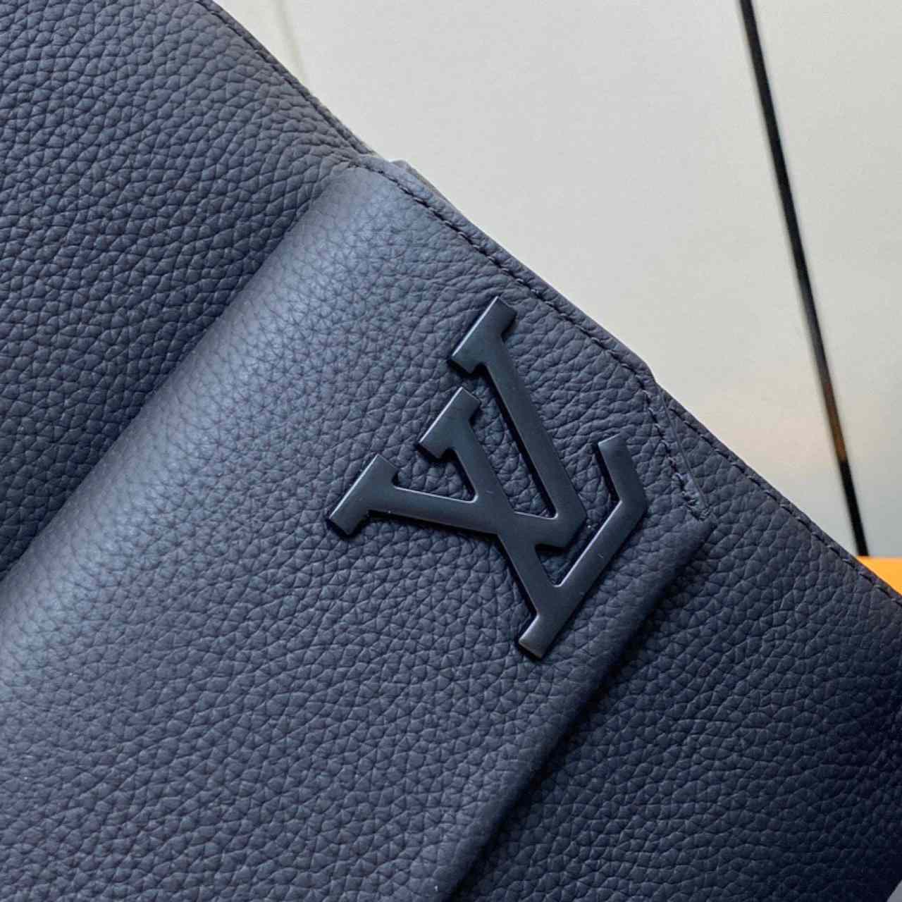 Louis Vuitton Pilot Slingbag     M23736 - DesignerGu