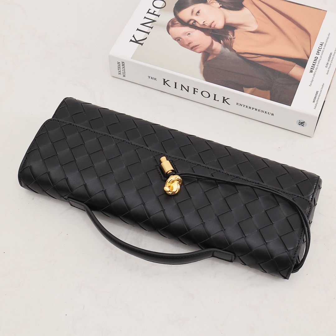 Bottega Veneta Long Clutch Andiamo With Handle - 