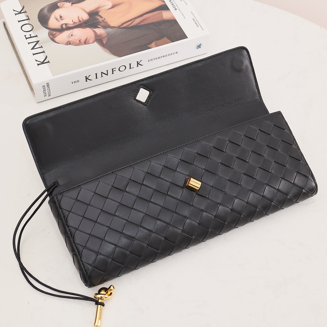 Bottega Veneta Long Clutch Andiamo With Handle - 