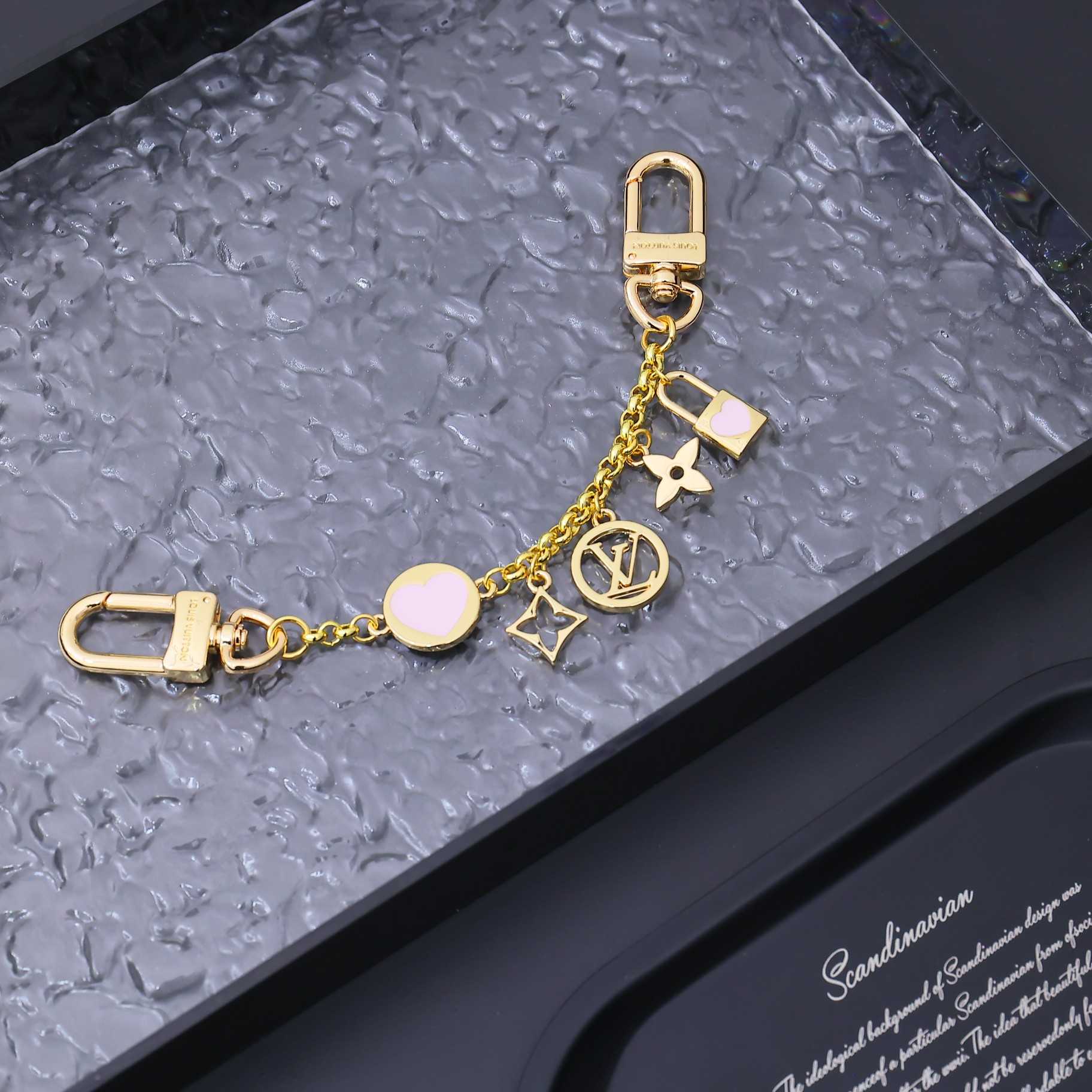 Louis Vuitton LV Iconic Heart Bag Charm    M01421 - 