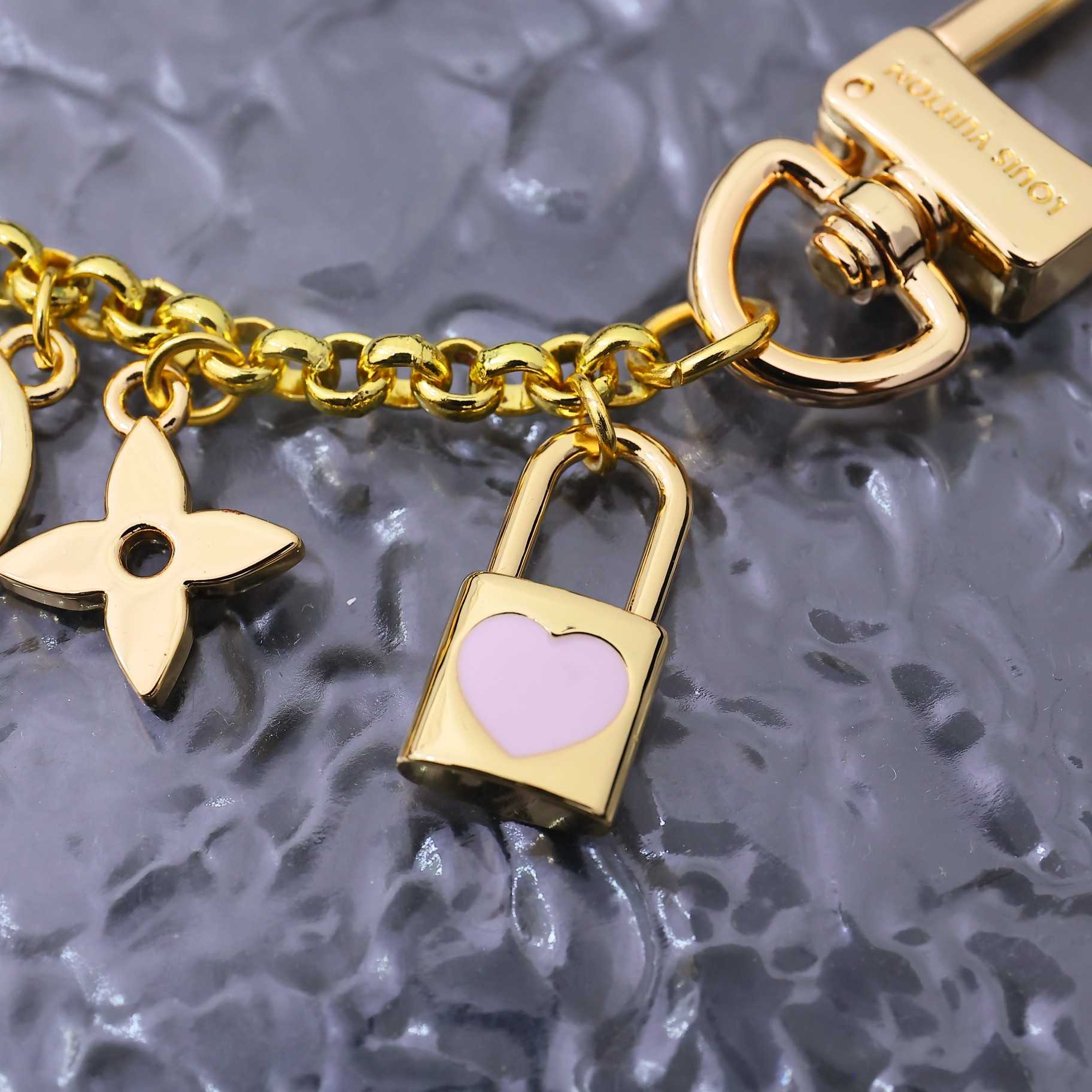 Louis Vuitton LV Iconic Heart Bag Charm    M01421 - 